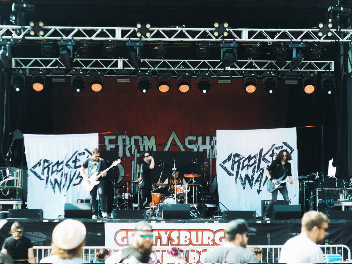 We've gotten a bunch of new followers over the past few months so we just wanted to take a moment to say whatsup to everyone 👋🤘

Whether you found us through songs landing on playlists or a recent live show, we're glad to have you all onboard!