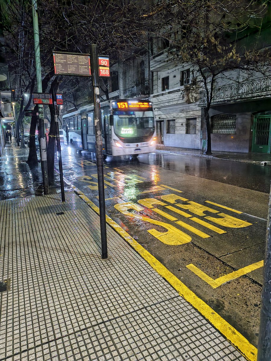 FotoBondi's tweet photo. Foto de época en donde están haciendo desaparecer lineas en silencio, despacio y sin piedad para después decir que "no son rentables".
Que pensarían ustedes si un día se van a tomar el bondi de siempre y no pasa más?
Si el servicio es bueno, se usa. Hasta siempre #Linea90 https://t.co/VOic10dATR