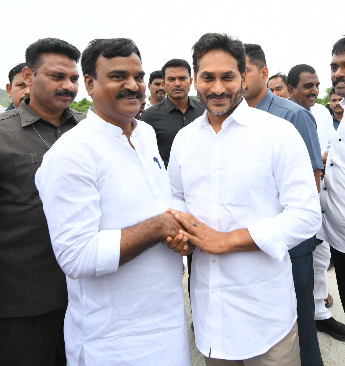 Amzathbasha_sb's tweet image. వైఎస్ఆర్ సీపీ అధ్యక్షులు ఆంధ్రప్రదేశ్ రాష్ట్ర మాజీ ముఖ్యమంత్రి జననేత శ్రీ వైయస్ జగన్ మోహన్ రెడ్డి గారిని కలిసిన మాజీ డిప్యూటీ సీఎం శ్రీ ఎస్.బి. అంజాద్ భాష గారు.🇸🇱

#YSJaganAgain  #YSRCPForAll
#ExDYCMAmzathBasha #Kadapa #YSJaganMohanReddy  #APisNotInSafeHands #YSRCPSocialMedia