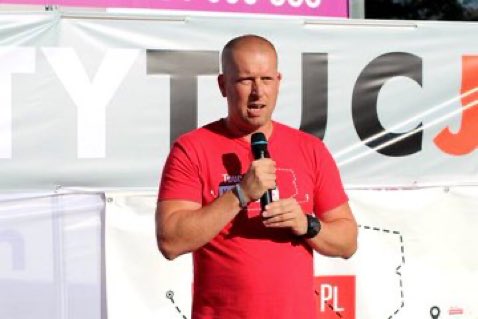 Dominik Czeszkiewicz, to on chciał dziś splądrować dokumenty w KRS. Wysoki urzędnik w Ministerstwie Sprawiedliwości. Każdy kto będzie próbował łamać prawo w ten sposób, musi liczyć się z tym, że zostanie osądzony, rozliczony i ukarany. Bezprawie nie może pozostać bez reakcji.