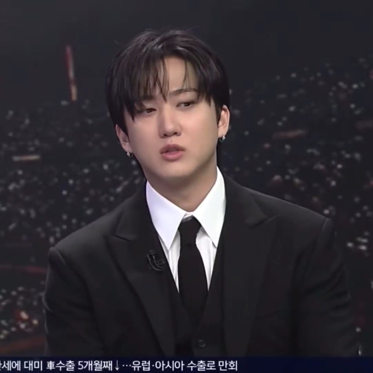 너무예쁜머리. 붓기제로얼굴. 깔끔앤나멀쩡한 기본베이직남자수트 이조합 진짜울음날것같음............. "너무행복해" 립컬러 누드톤인것도 ㅈㄴ남자같고 아그냥종합남자선물세트같음진짜큰일낫다.................