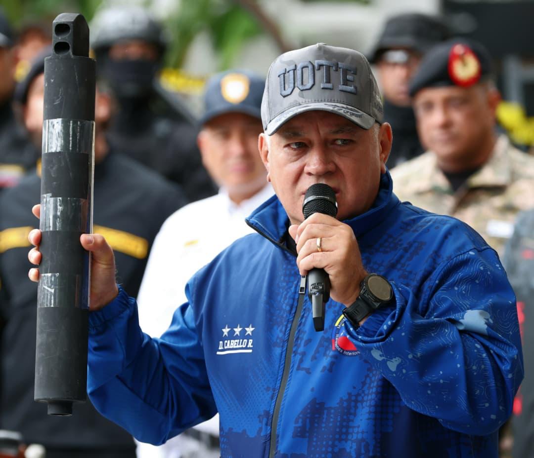 #DudarEsTraición | #EnVivo @Dcabellor: Hay que generar una condena total a quienes quieren hacer uso de la violencia. Busquen ustedes estos fusiles, se van a asombrar de dónde viene su fabricación y uso. Verán como la mano del imperialismo está metida aquí, contra nuestro país.