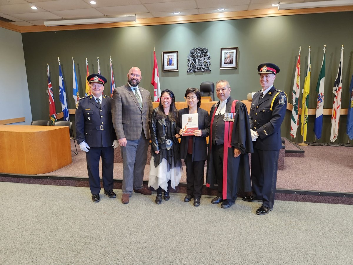 Yesterday, the London Police Service had the privilege of participating in Canadian Citizenship Ceremonies. It was a joyous occasion as our members celebrated with new Canadians embarking on this exciting chapter of their lives. In partnership with Immigration, Refugees and