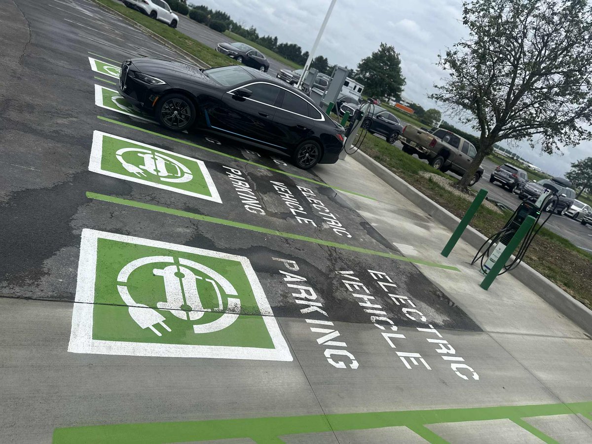 Roberts Centre offers EV charging stations for our hotel guests and visitors! Recharge your car while you relax in one of our comfortable, modern rooms or enjoy some delicious food at our on-site restaurant, Ralph's American Grill.