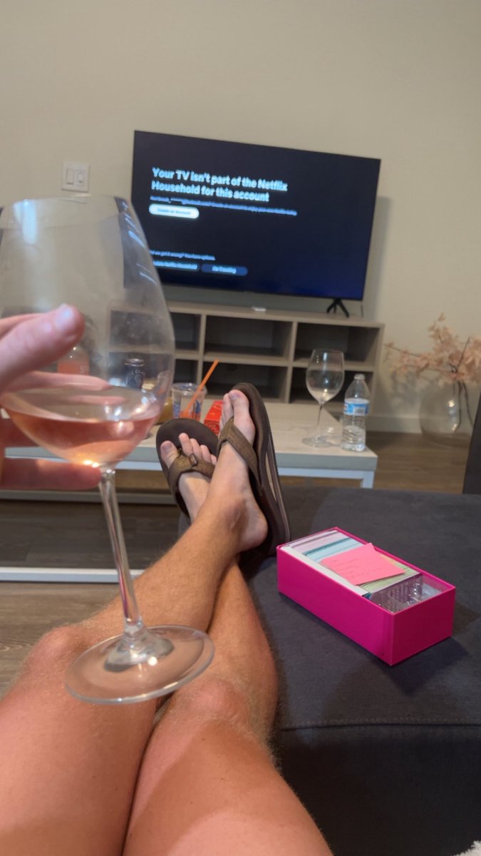 jimmy2timenantz's tweet photo. Where am I ? #winenight #fuck https://t.co/SuK6hXNenJ