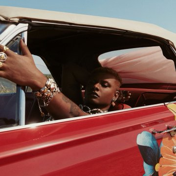 MUSlCPOP's tweet photo. EITA! Liniker comenta sobre não reconhecerem ela como 'artista pop' no Brasil: 

“Só artista branca, loira, com milhões de seguidores, é lida como artista pop no Brasil. Todo mundo que faz pop, enquanto pessoa preta, é colocado em subgêneros para velar o racismo.” https://t.co/pHFC4s0TYS