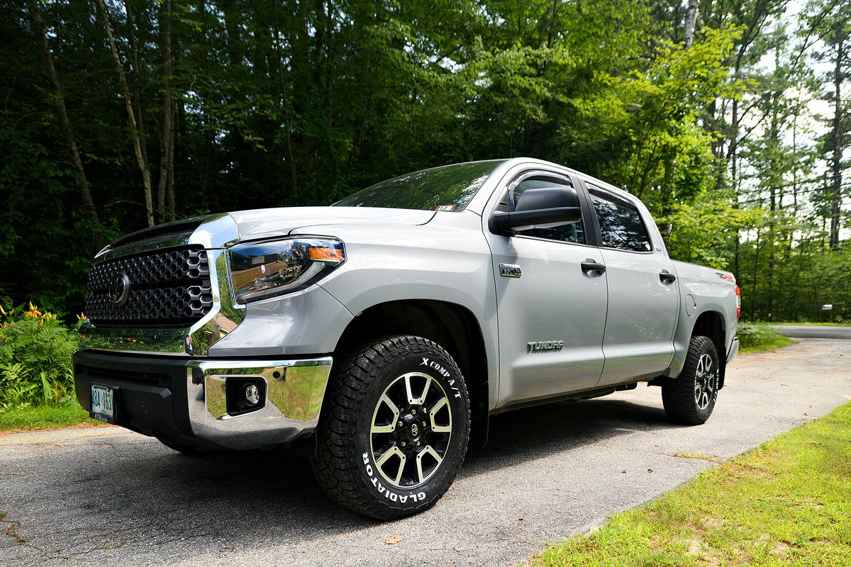 タンドラに新しいタイヤを交換しなければならなかったのは、釘を踏んでしまい、穴を補修できなかったからです。友人がこの非常に頑丈そうなタイヤを割引価格で手配してくれたので、本当に感謝しています。