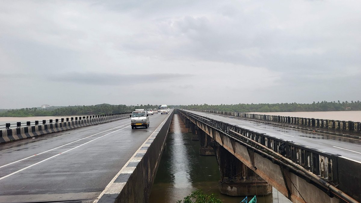 anilkumarsastry's tweet photo. I'm not sure under whom this bridge at #arate on #nh66 comes, @KotasBJP or @BYRBJP. Yet @NHAI_Official apathy in closing one of the 2 bridges for 9 months on a tolled highway and allowing bidirectional traffic on a single bridge is deplorable. High time @OfficeOfNG addresses it. https://t.co/xYKo3Q3aId