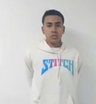 soyjaimeandres's tweet photo. Este es alias 'Johan', peligroso delincuente venezolano vinculado con la banda criminal ecuatoriana 'La Mariscal'. 

Evadía la justicia argumentando que era menor de edad. Estuvo requerido por homicidio en Ecuador. 

Fue capturado en un gran operativo en Bucaramanga y hace parte del grupo de extorsionistas que atacaron con una granada a un local comercial en Floridablanca. 

Junto a la Policía y las autoridades metropolitanas estamos decididos a hacerles la vida imposible a estos delincuentes.