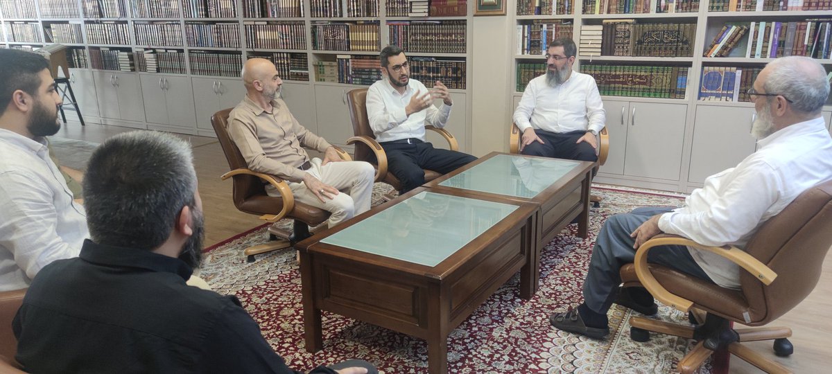 Güzel adımlar inşaAllah hilafete giden yolda böyle nice birlik beraberlik görürüz, İslam'a vurulan prangaları kırın degerlli önderler... bizler sistemin bulaşıcı hastalıkları içinde yollarımızı, yıllarımızi, gençlerimizi kaybettik inşaAllah evlatlarımızı İslam kokan sokaklarda,