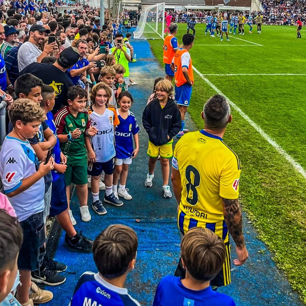 Enquanto muitos olhares se focam na Champions League, grandes histórias ocorrem todos os dias no mundo do futebol.

Foi em uma dessas histórias que aos 40 anos, o muito talentoso Santi Cazorla alcançou sua redenção após uma carreira atormentada por lesões: 🧶⬇️