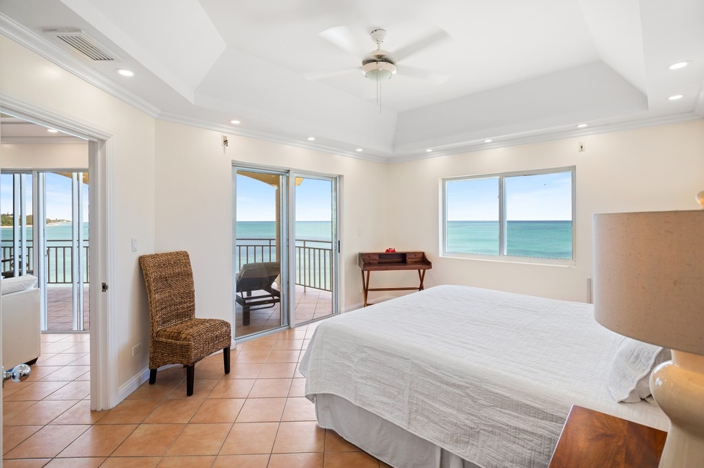 JUST LISTED❗️

Oceanfront 3-Bed/3-Bath condo in a gated community w/ pools, fitness, dock &amp; more. Expansive balcony, stunning sea views &amp; modern upgrades. Steps to shops, dining &amp; mins to airport.

🏷️US$1,075,000
Listing Agent: Andrea Brownrigg
Learn more: l8r.it/xNEP