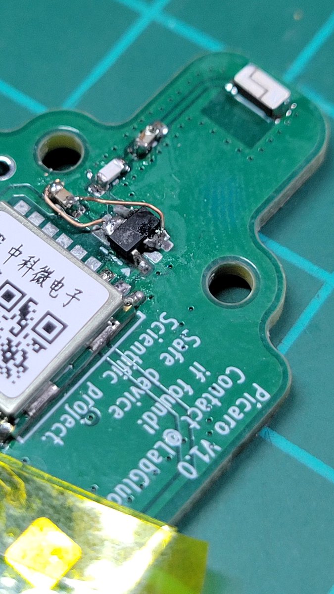 Para el pico balloon he hecho mi primera PCB de 4 capas y con una zona de RF (1.5 GHz). Un GPS con LNA y antena SMD.

Después de 12 horas, o más ,en directos depurando todo, me había confundido en las patas del LNA 🤦.

Hoy hacemos la  versión 1.1 de la PCB con <a href="/kicad_pcb/">KiCad PCB</a>.