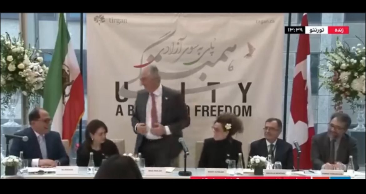 کسی که از سر این میز با قدرت بلند شد، تنها منافع ایران و ایرانی را مدنظر دارد.

من فقط به اراده آهنین و هوش سیاسی او باور دارم.
از حاشیه و حاشیه سازان دوری کن.
به #KingRezaPahlavi‌ و مسیری که ترسیم میکنه، باور داشته باش.

#KingRezaPahlavi 
#همکاری_ملی