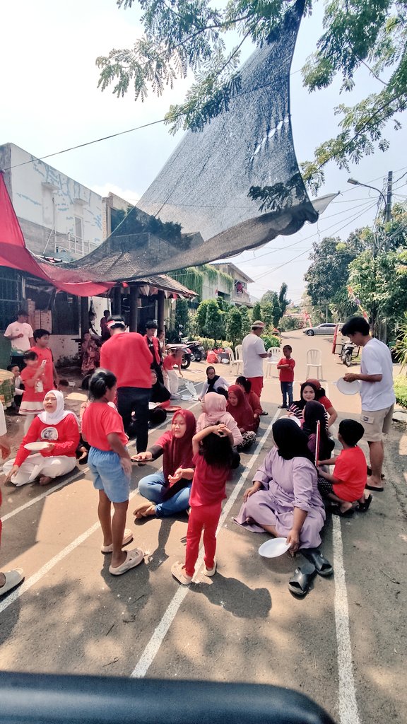 WinonaAmanda92's tweet photo. Keseruan 17an di RT saya. Sederhana namun penuh makna. Dirgahajoe tanah airkoe ๐ฎ๐ฉ๐ฎ๐ฉ๐ฎ๐ฉ
#setorfoto #setorfotopio @piokharisma https://t.co/eoVl3INQVX