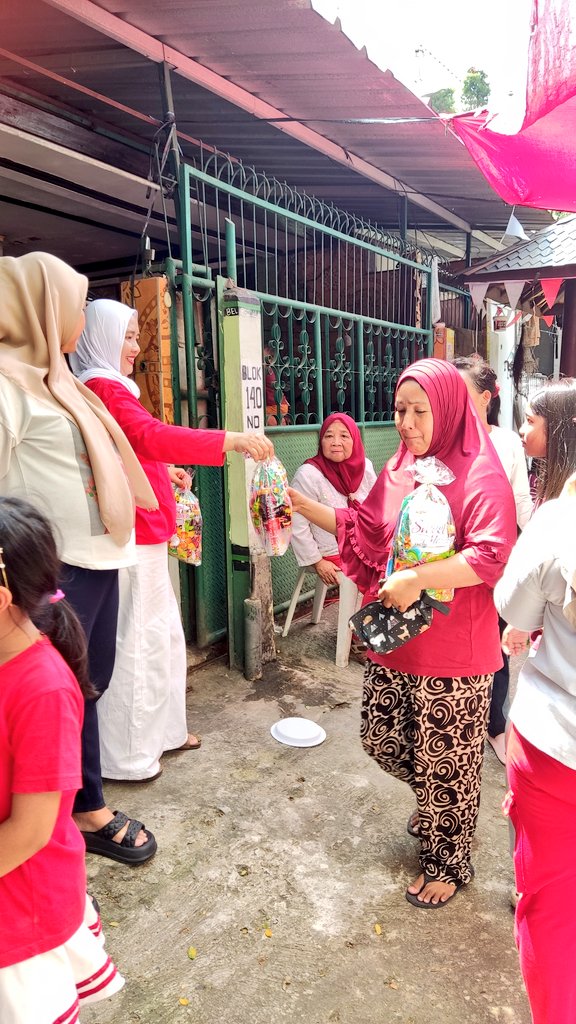WinonaAmanda92's tweet photo. Keseruan 17an di RT saya. Sederhana namun penuh makna. Dirgahajoe tanah airkoe ๐ฎ๐ฉ๐ฎ๐ฉ๐ฎ๐ฉ
#setorfoto #setorfotopio @piokharisma https://t.co/eoVl3INQVX