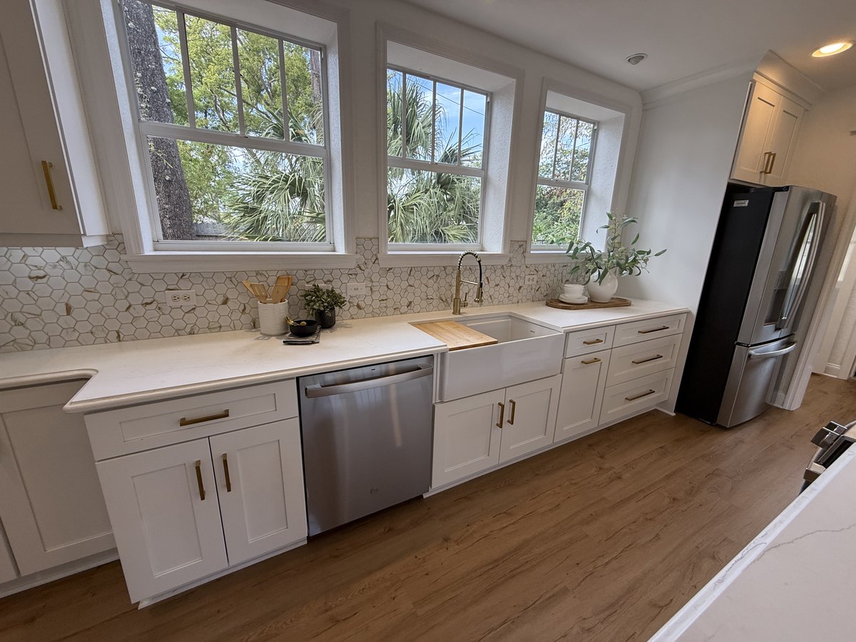 Kitchen 1. Kitchen 2. This home comes with both! 💜 Gloriously updated Lake Morton historic home for sale only $849,900. See more pics and details 👉 ow.ly/pCYm50W6ls3 #florida #realestate #historichomes #renovation #focusgroupflorida #focusremodels