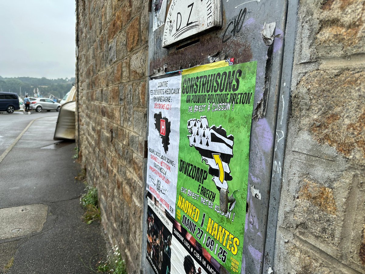 Les affiches pour soutenir le projet de loi pour lutter contre les déserts médicaux en #Bretagne  à soutenir en signant cf petitions.senat.fr/initiatives/i-… cohabitent sur les murs de #Douarnenez avec celles pour la manif de #Nantes #Naoned pour un pouvoir politique breton ! #bzh