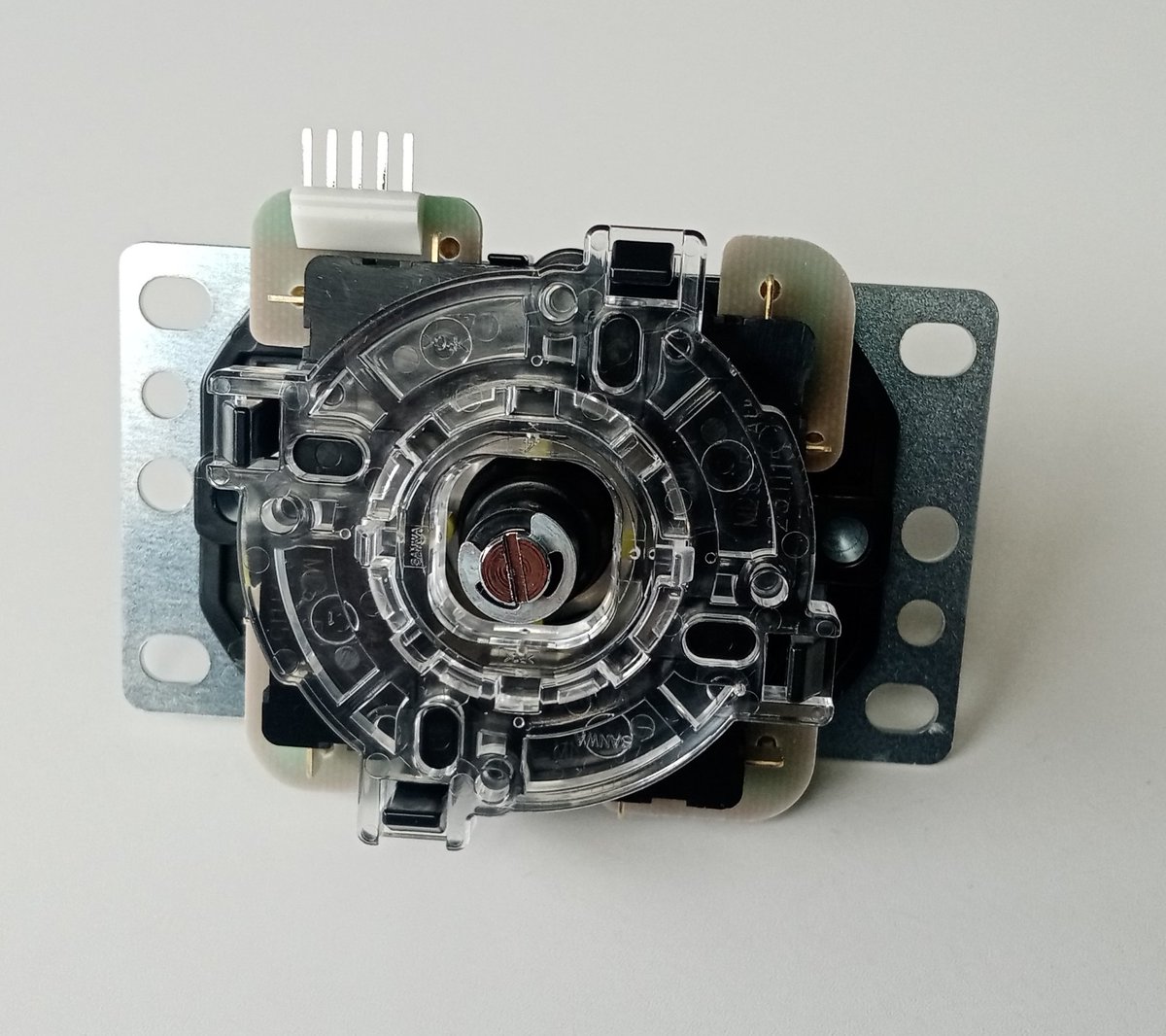 The new Sanwa JLX2 silent joystick is available.
Sanwa has taken the basics of the JLX2 and added adjustable silent leaf microswitches
smallcab.net/sanwa-jlx2-tpm…