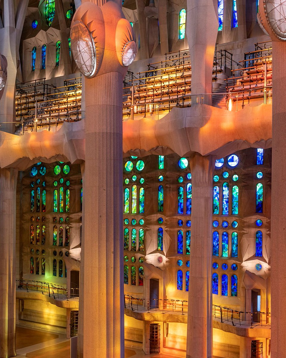 sagradafamilia's tweet photo. L'alçada i la llum, característiques clau per simbolitzar la connexió entre el #celestial i el #terrenal. Això va fer que Gaudí reinterpretés l'estil gòtic de les grans catedrals: els murs haurien d'acollir grans #finestrals i el pes de l'edifici es distribuiria a través de les columnes. 

La altura y la luz, características clave para simbolizar la conexión entre lo #celestial y lo #terrenal. Esto hizo a Gaudí reinterpretar el estilo gótico de las grandes catedrales: los muros deberían acoger grandes #ventanales y el peso del edificio se distribuiría a través de las columnas.

Height and light, key characteristics for symbolising the connection between the #heavenly and the #earthly. This inspired Gaudí to reinterpret the Gothic style of the great cathedrals: The walls would have great #windows and the weight of the building would be borne by the columns.

[Autor dels vitralls / Autor de las vidrieras / Stained-glass windows by: Joan Vila-Grau]

#SagradaFamília #Barcelona #Gaudí