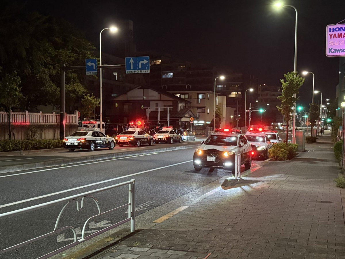 patochannel_110's tweet photo. 府中街道（東京都東村山市）にて若い男女が多数の警察官に囲まれて職質中。
#警察 #職質 #パトカー https://t.co/s0tR3EHxDW