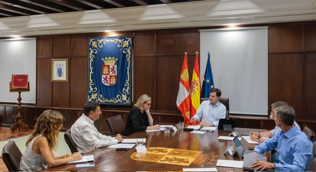 Junta de Castilla y León (@jcyl) on Twitter photo El presidente de <a href="/jcyl/">Junta de Castilla y León</a> , <a href="/alferma1/">Alfonso F. Mañueco</a>, se ha reunido esta tarde con miembros del Ejecutivo autonómico para avanzar en el plan de recuperación de las zonas afectadas por los incendios forestales, cuyas medidas se aprobarán mañana en el Consejo de Gobierno extraordinario El presidente de <a href="/jcyl/">Junta de Castilla y León</a> , <a href="/alferma1/">Alfonso F. Mañueco</a>, se ha reunido esta tarde con miembros del Ejecutivo autonómico para avanzar en el plan de recuperación de las zonas afectadas por los incendios forestales, cuyas medidas se aprobarán mañana en el Consejo de Gobierno extraordinario
