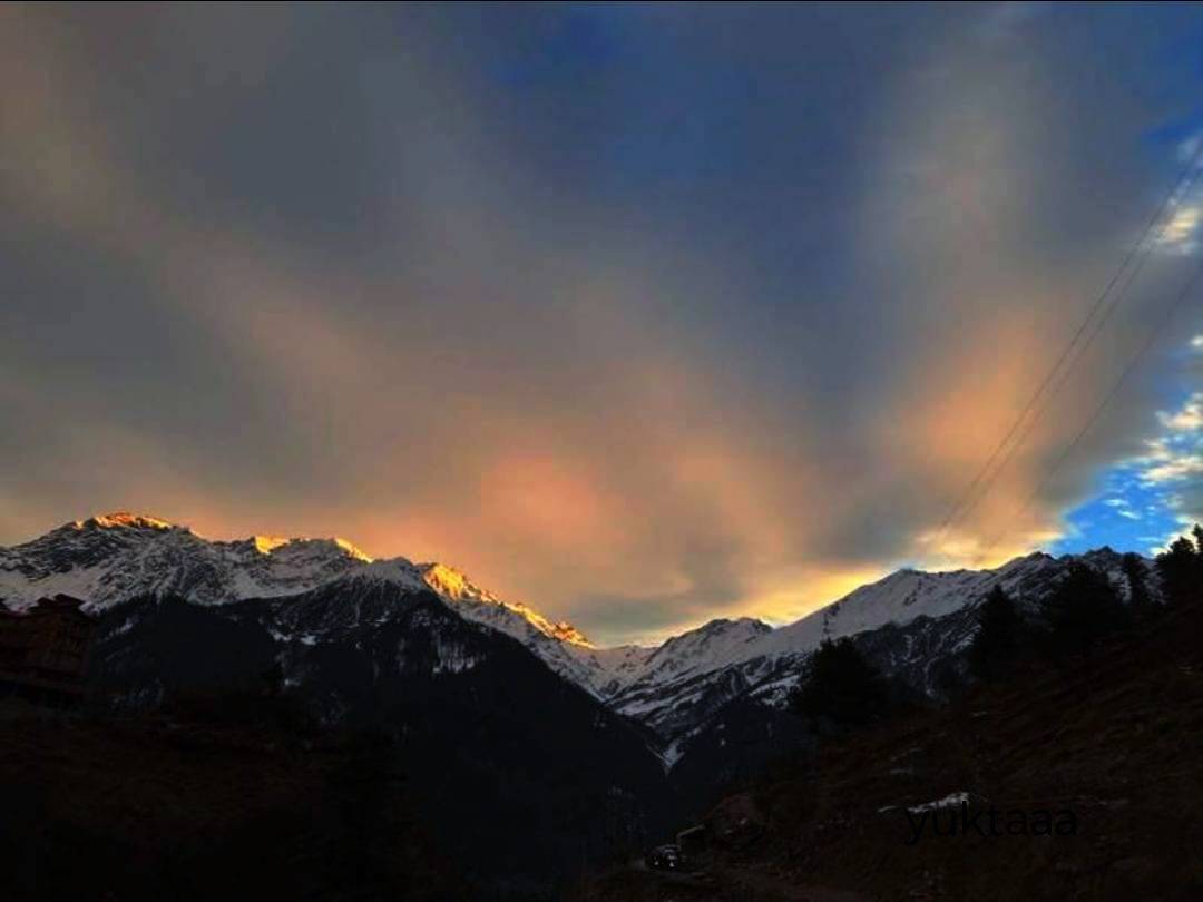 RantStormmm's tweet photo. I stood there, saw golden fire kissing the frozen giants, no picture can ever do justice to this view.

#clickedbyme 
#NaturePhotography https://t.co/bieoFJWIbx