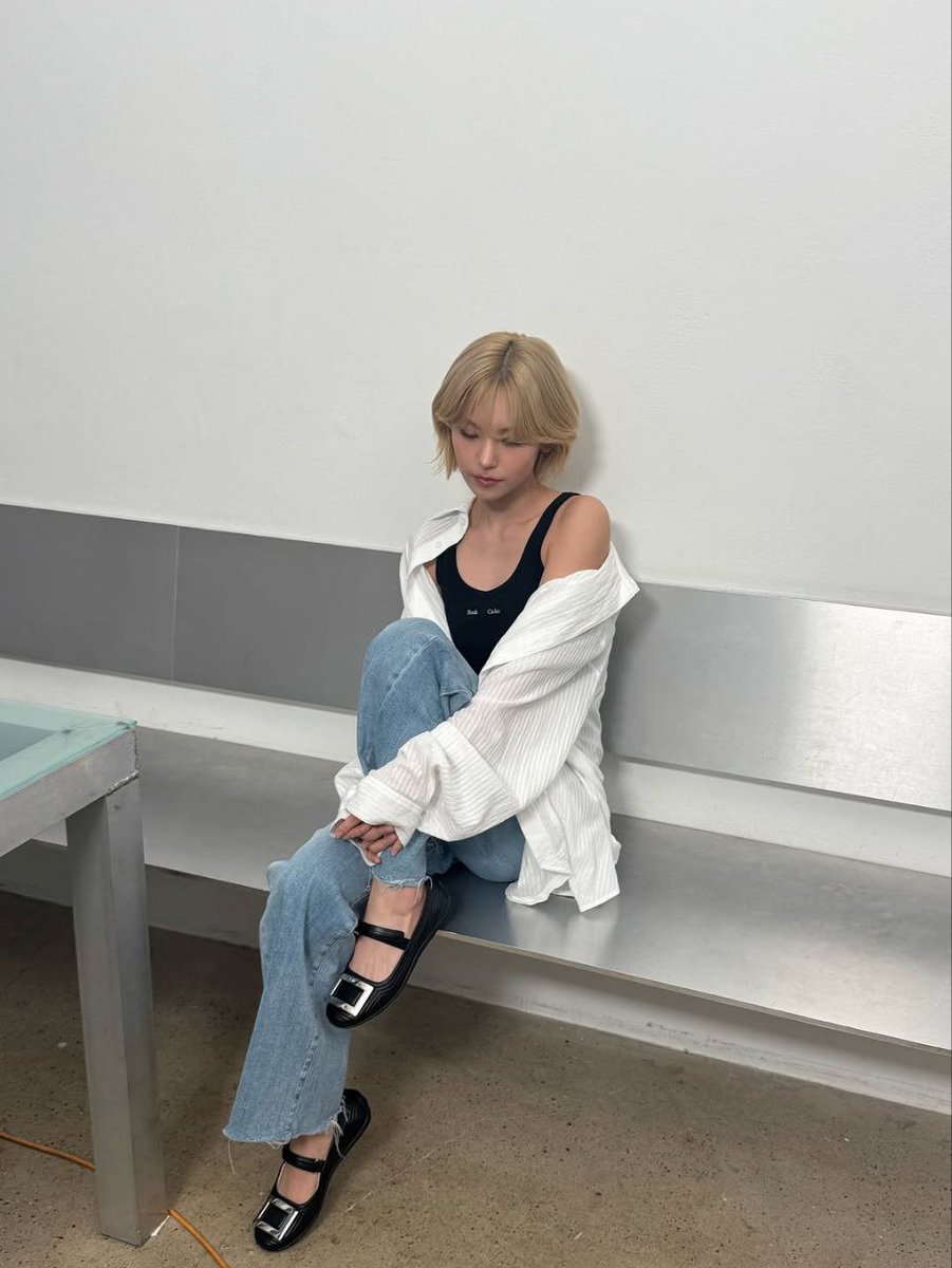 jeoxngianh2h's tweet photo. Daily life with Roger Vivier Viv Low Ballerina 🍃🥿 https://t.co/8diEZLhc4f