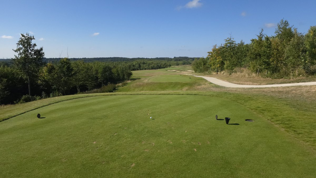 Chateau Bois d'Arlon in Belgium 🇧🇪. 18 holes designed by Stuart Hallett (first 2 📸) and 9 holes designed by Jonathan Davison. (last 2 📸). My tip : play all 27 holes here, all worth it.