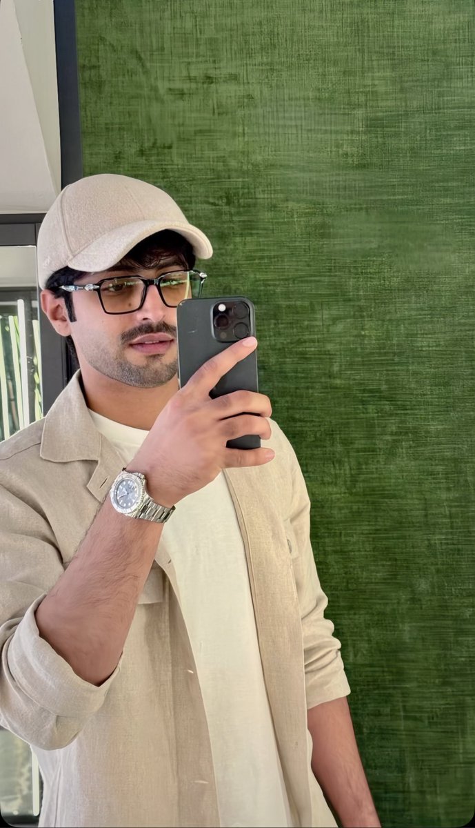 منصور ال زايد في مرآةٍ إيطالية؛ ينعكس كـ صفاء قلبه الأبيض،، نظراته هادئة؛ كأنها تحاور الزمن بصمتٍ نبيل 
هذه ليست مجرد صورة!.. بل حضورٌ يكتب القصيدة دون كلمات🤍👑
#منصور_ال_زايد