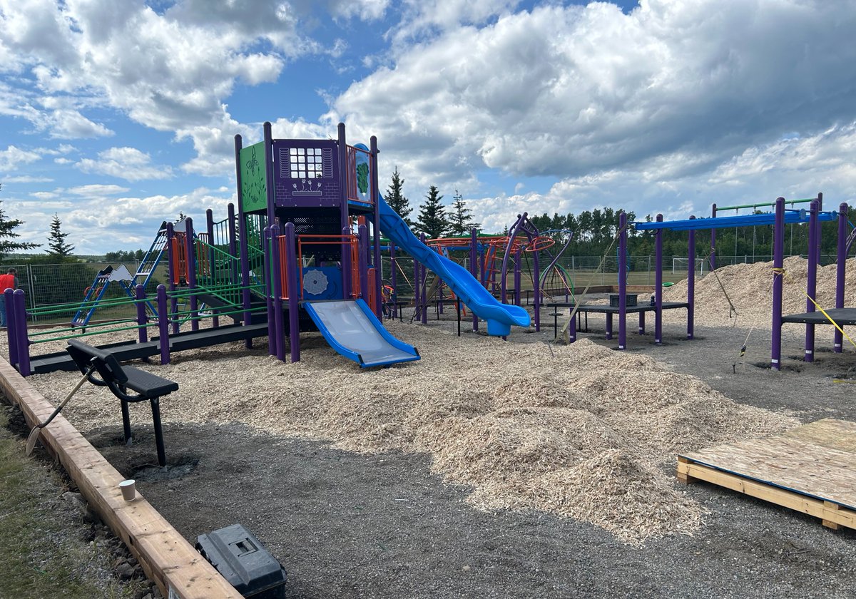 inter_pipeline's tweet image. This summer, employees from our Cochrane Extraction Plant (CEP) lent a hand to build a new playground at a local school. With support from the local community and manufacturers, a group of employee volunteers spent four days unloading, assembling, and installing the playground,…