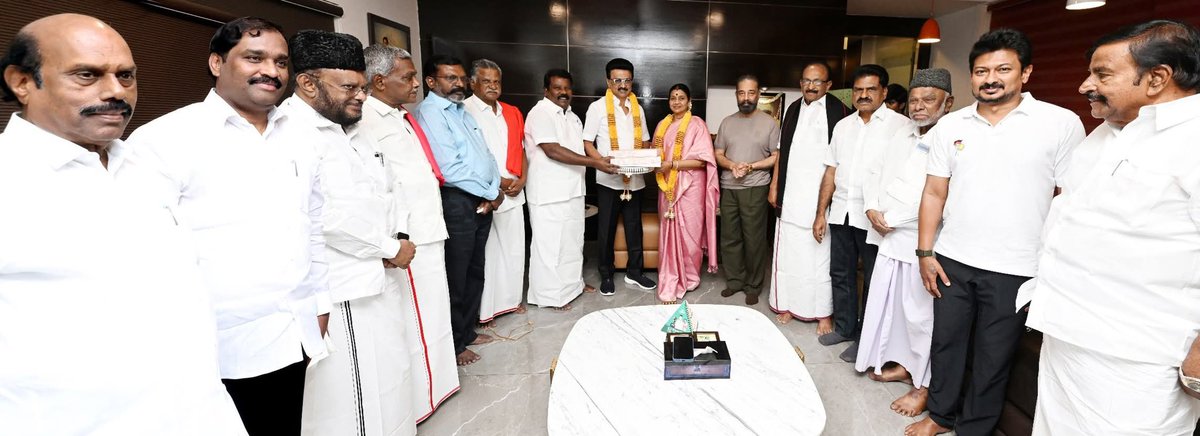 எல்லா கூட்டணி கட்சி தலைவர்களும் ஒன்றாக முதல்வர் வீட்டுக்கு போய் திருமண நாள் வாழ்த்து சொல்லுற அளவுக்கா வெட்டியா இருக்காங்களா ? 
எப்போதும் இல்லா மரியாதை, புது மரபு⁉️