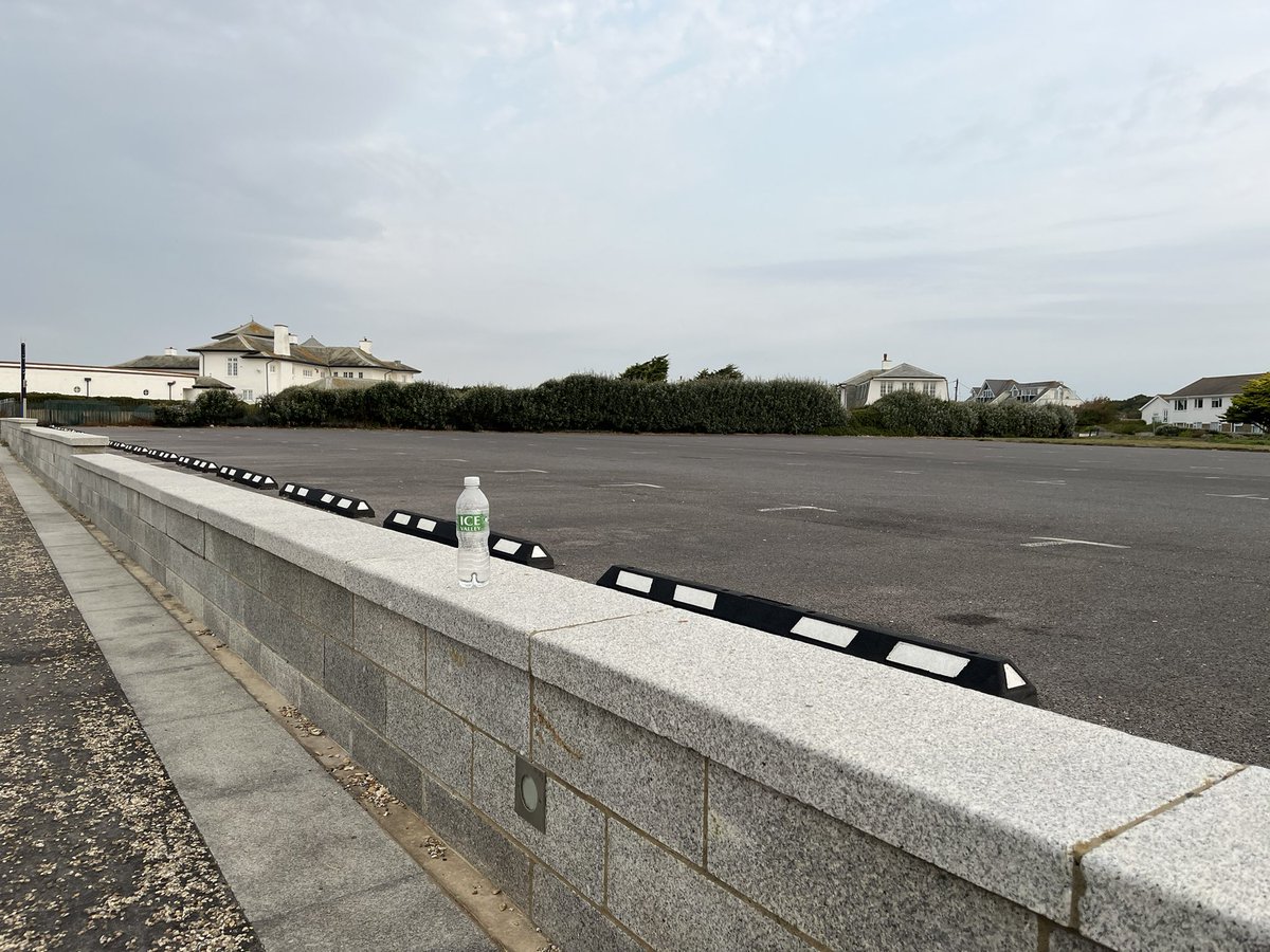 Lonely drink bottle.
It would have had some company if it had been put in the bin with the other rubbish which was situated only 15 metres away
#startedabin