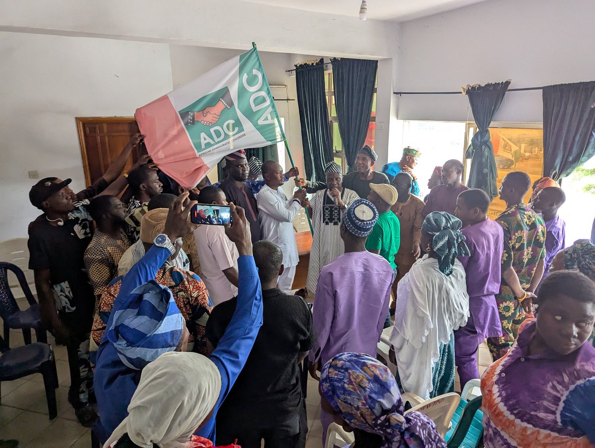ThisIsOmoluabi's tweet image. Dozens of PDP Members Defect to #ADC in Osun, Cite Frustration with Ruling Party

The political landscape in Osun State witnessed another shift on Tuesday as dozens of members of the People’s Democratic Party (PDP) in Ayedire Local Government formally announced their