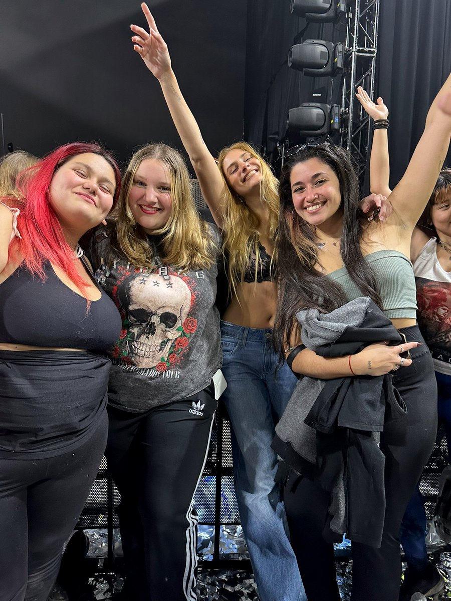 mardirusso's tweet photo. Acá las tenés, saluden chicas https://t.co/uJrQnGcvP5
