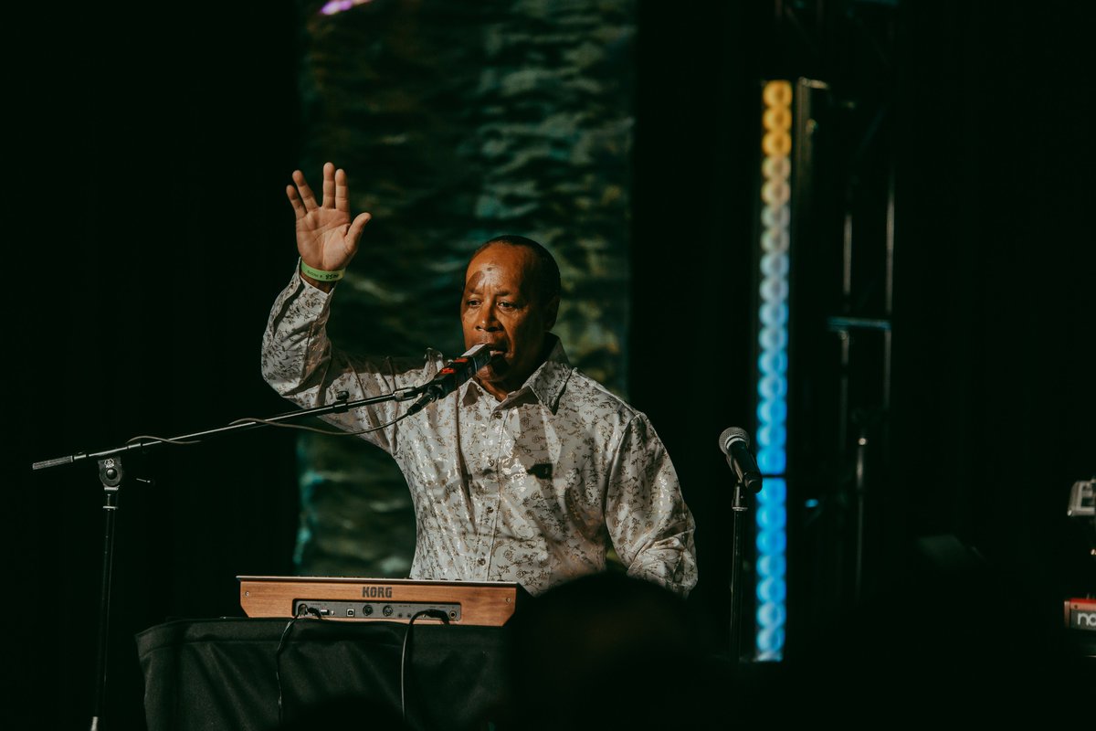 Unbridled_Eve's tweet image. What’s better than one amazing performer? A duo that brings the house down! 🙌 CALLOWAY kept the energy high and the dance floor full all night long.

#UnbridledEve #UE25 #Calloway #LiveMusic #danceparty