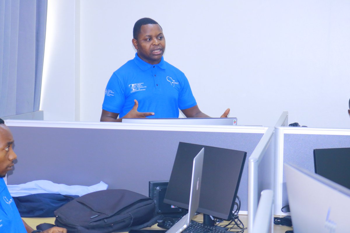 UR_TAIRI's tweet photo. Dr. Emmy Chirchir visited TAIRI Scholars today, engaging with our PhD and Masters students as they showcased their research projects and future innovations.@Uni_Rwanda @IDRC_CRDI https://t.co/cRyL6VF0w1