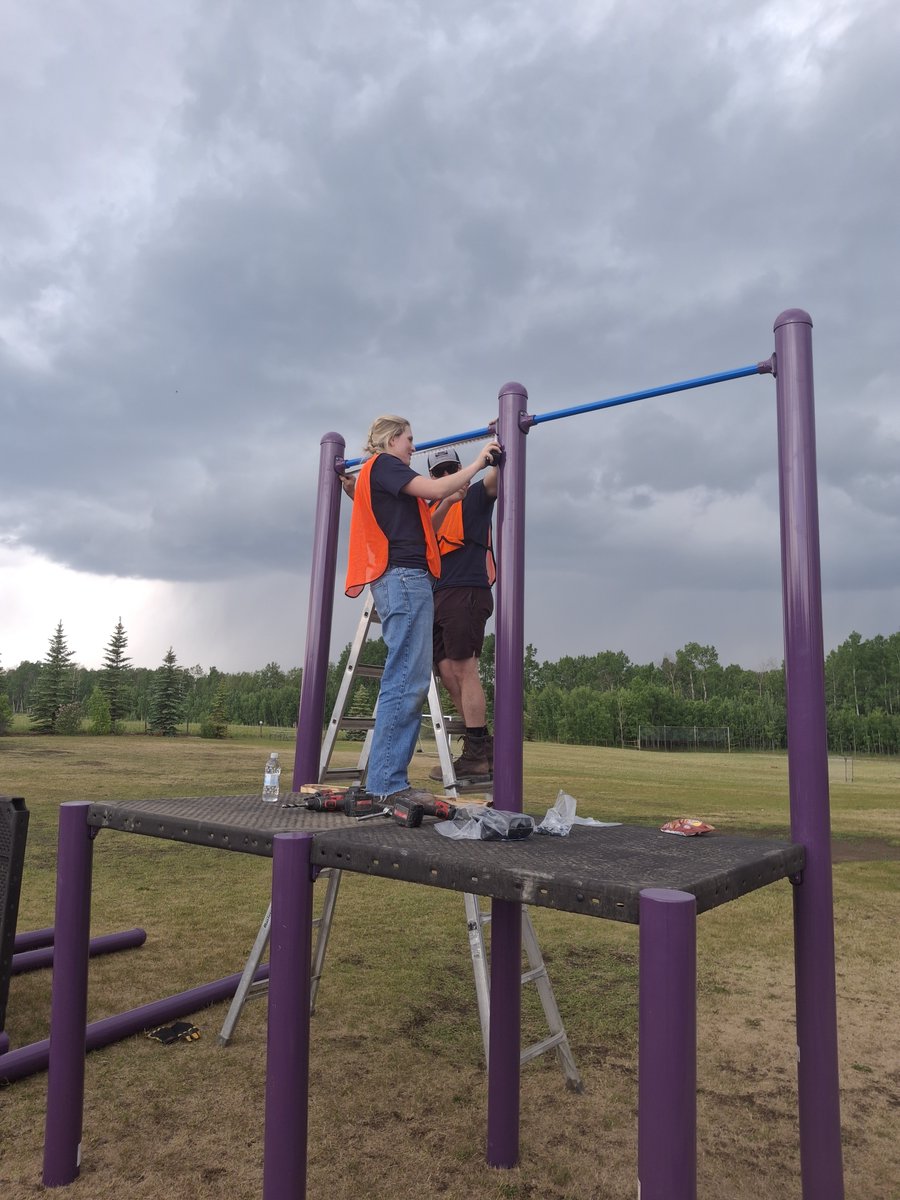 inter_pipeline's tweet image. This summer, employees from our Cochrane Extraction Plant (CEP) lent a hand to build a new playground at a local school. With support from the local community and manufacturers, a group of employee volunteers spent four days unloading, assembling, and installing the playground,…
