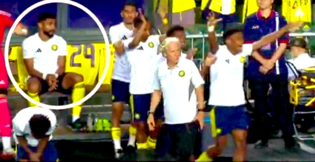 الذين خارج الدائرة يرونه هدفًا في مرمى الاتحاد، و الذي داخل الدائرة يراهُ هدفًا بالنصر…!!
أردتُ تلطيف تصرفك ياعبدالإله ولكنني لم استطع.
بمثل هذا التصرف يا عبدالإله جعلتَ جمهور النصر خصمًا لك في وقتِ حاجتك لهم.
<a href="/alamre_55/">عبدالاله العمري</a> 
#النصر #النصر_الاتحاد 
#عبدالاله_العمري