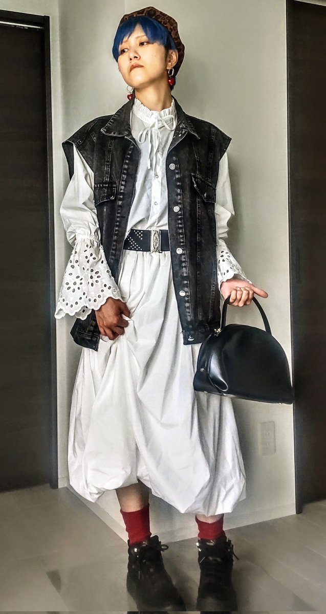 全くボケ散らかしたカメラでコーデ写真撮り溜めてるところ
まとめてそのうち