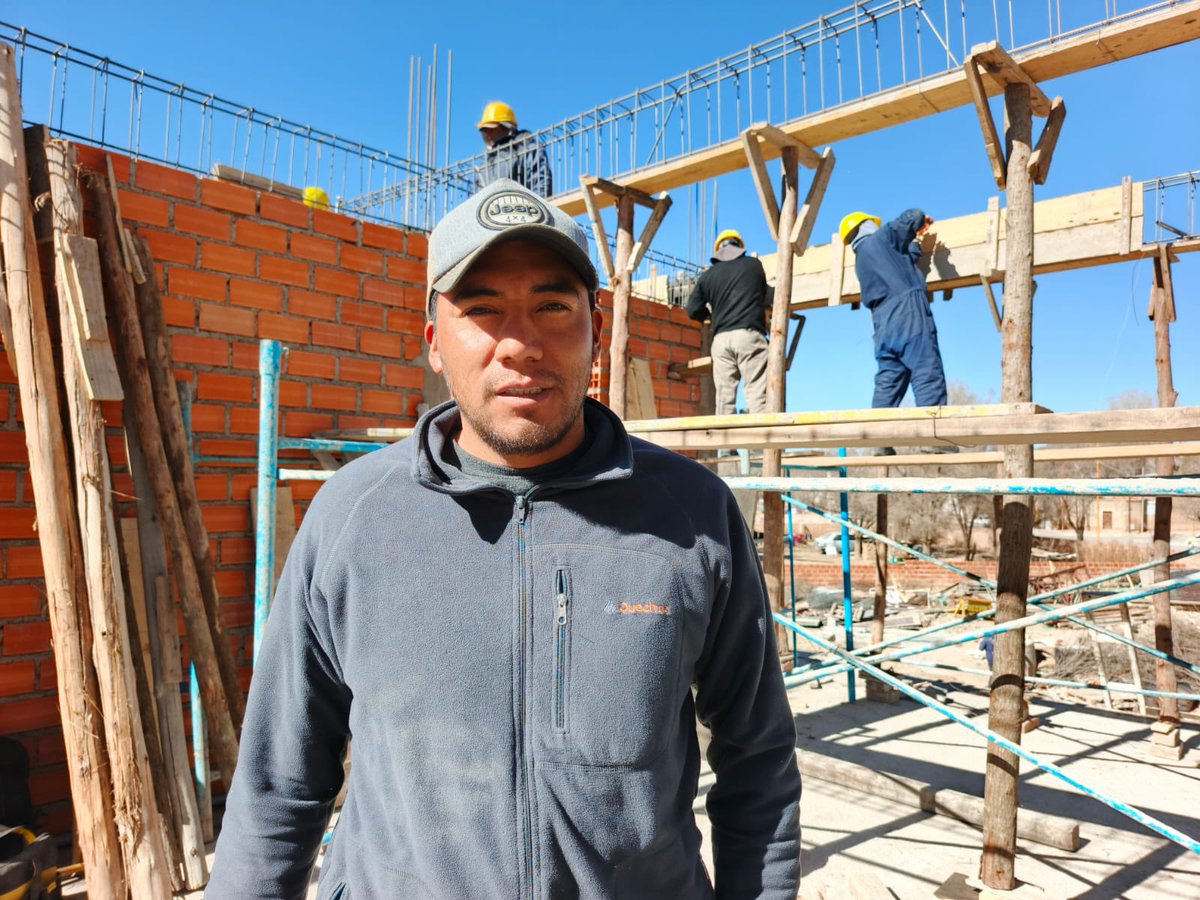 🏗️ El futuro cultural de La Quiaca avanza a paso firme

Con un 65% de avance, nuestro Centro Cultural empieza a mostrar la fuerza de un sueño colectivo.
Paredes que se levantan, columnas sólidas y un anfiteatro que ya empieza a tomar forma: cada ladrillo es símbolo del compromiso