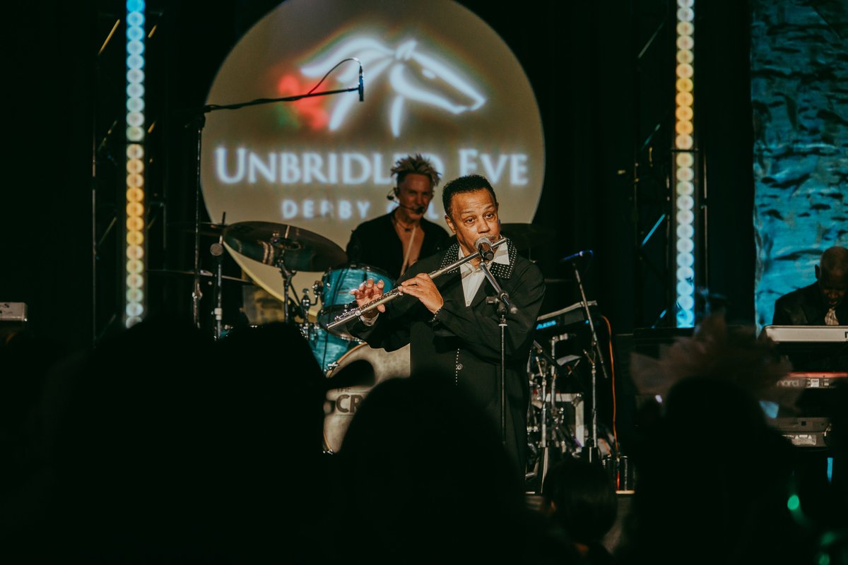 Unbridled_Eve's tweet image. What’s better than one amazing performer? A duo that brings the house down! 🙌 CALLOWAY kept the energy high and the dance floor full all night long.

#UnbridledEve #UE25 #Calloway #LiveMusic #danceparty