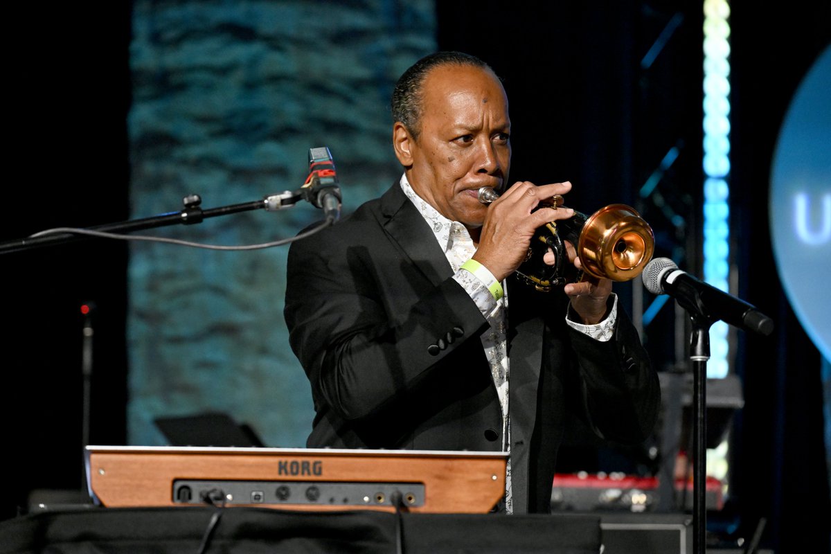 Unbridled_Eve's tweet image. What’s better than one amazing performer? A duo that brings the house down! 🙌 CALLOWAY kept the energy high and the dance floor full all night long.

#UnbridledEve #UE25 #Calloway #LiveMusic #danceparty