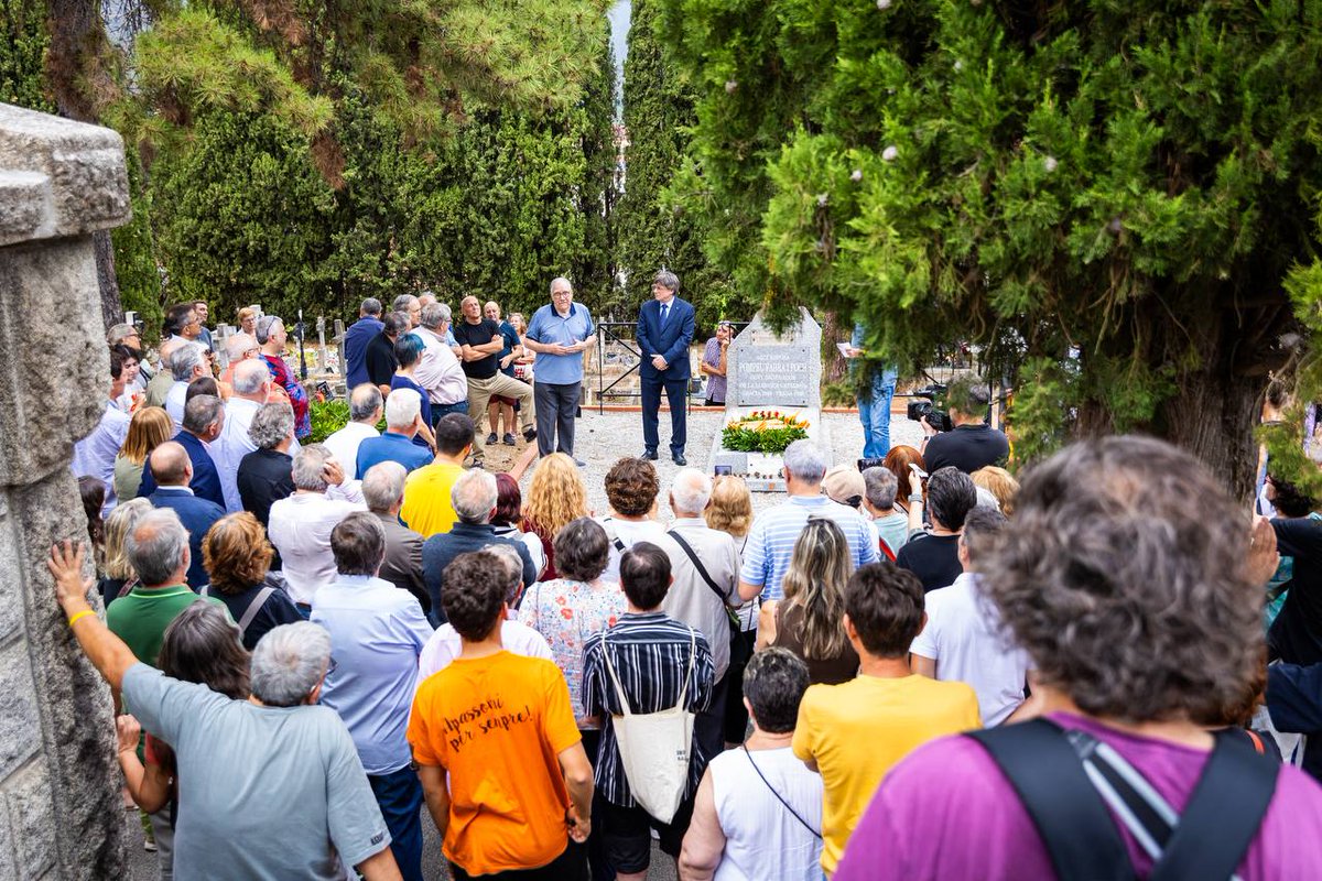 Junts per Catalunya🎗 (@juntsxcat) on Twitter photo 🌺 El president <a href="/KRLS/">krls.eth / Carles Puigdemont</a> Puigdemont ha anat a l'ofrena floral a la tomba de Pompeu Fabra que organitza la <a href="/UCE_CAT/">Universitat Catalana d'Estiu</a> a Prada de Conflent.
👥 L'han acompanyat el secretari general <a href="/jorditurull/">Jordi Turull i Negre</a>, la secretària d'organització <a href="/judithtoronjo/">Judith Toronjo Nofuentes🎗️</a>, el president del grup parlamentari 🌺 El president <a href="/KRLS/">krls.eth / Carles Puigdemont</a> Puigdemont ha anat a l'ofrena floral a la tomba de Pompeu Fabra que organitza la <a href="/UCE_CAT/">Universitat Catalana d'Estiu</a> a Prada de Conflent.
👥 L'han acompanyat el secretari general <a href="/jorditurull/">Jordi Turull i Negre</a>, la secretària d'organització <a href="/judithtoronjo/">Judith Toronjo Nofuentes🎗️</a>, el president del grup parlamentari