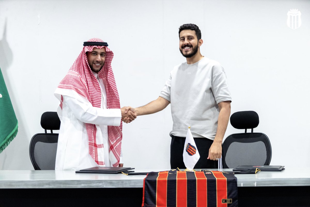 iioCMz's tweet photo. سعيد بتوقيعي مع نادي #الرياض ❤️🧤
@AlRiyadhFC 

ان شاء الله يكون موسم مليء بالانجازات
شكرا لكم على الدعم والتحفيز
#اوسمز_مع_الرياض

لن يتم الافصاح عن مبلغ العقد للي بيتلقف يعني 🌚 https://t.co/QNtC1o0inV