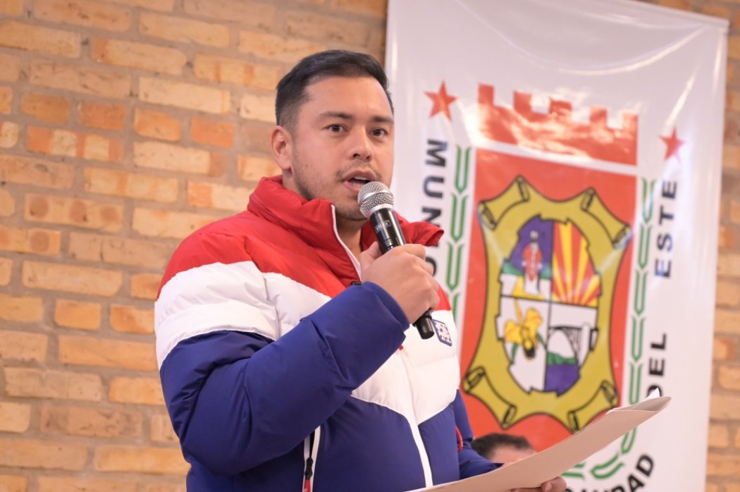 Con 47 de 80 votos, la Cámara de Diputados de Paraguay destituye al intendente de Ciudad del Este, <a href="/MiguelPrietoCDE/">Miguel Prieto Vallejos</a>. Se trata de una de las figuras políticas de oposición con más fuerza para las elecciones generales de 2028. Prieto manifestó que es una victoria con sabor a