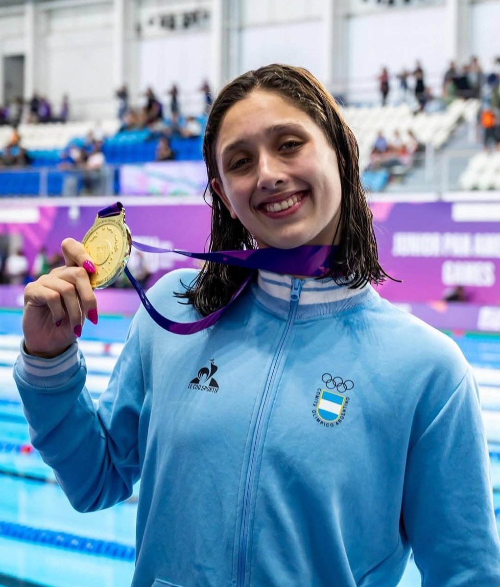 VSportsTM's tweet photo. ¡AGOSTINA HEIN 🇦🇷 ES CAMPEONA MUNDIAL JUVENIL!

La nadadora que venía de conseguir 8 medallas en los Panamericanos se quedó con la dorada 🥇 en los 400m medley en Rumania. Lo logró en 4m34s34 y superó la marca de Georgina Bardach. Es récord argentino y sudamericano. Chapeau! https://t.co/2eORcPf9dJ