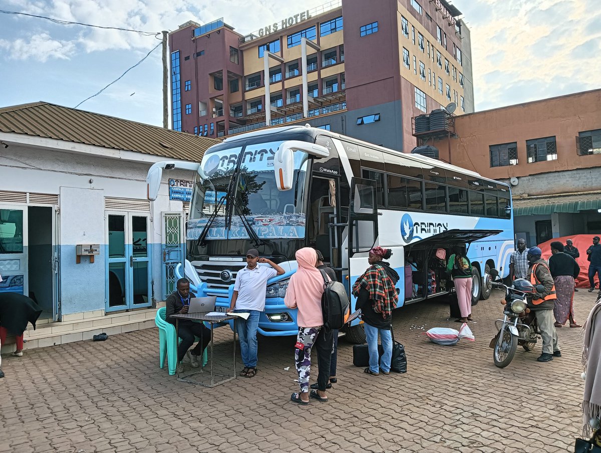 exitworker's tweet image. カンパラから午前9時発のバスでルワンダの首都キガリへ。約500㌔、乗車12時間半で8万ugx（3400円）。国境以外は10分くらいのトイレ休憩が2回のみ。こちらのバスは大体そんな感じなので乗車中にトイレに行きたくならないよう飲まず食わずで我慢する。#アフリカ縦断　#ウガンダ　#ルワンダ