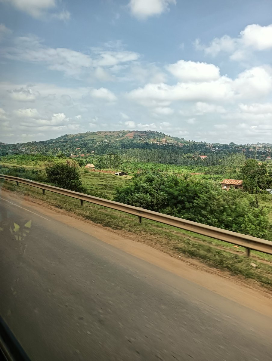 exitworker's tweet image. カンパラから午前9時発のバスでルワンダの首都キガリへ。約500㌔、乗車12時間半で8万ugx（3400円）。国境以外は10分くらいのトイレ休憩が2回のみ。こちらのバスは大体そんな感じなので乗車中にトイレに行きたくならないよう飲まず食わずで我慢する。#アフリカ縦断　#ウガンダ　#ルワンダ