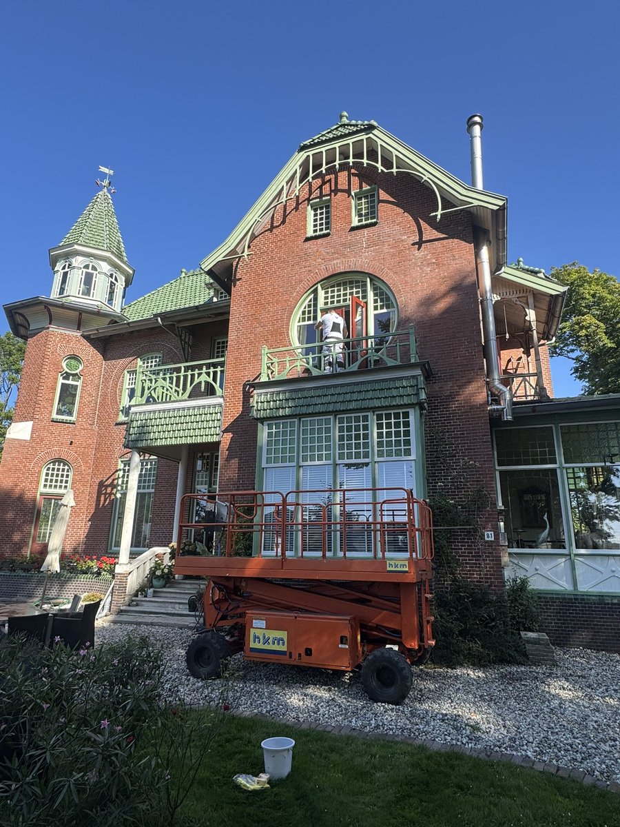 grand_nb's tweet photo. Regulier onderhoud van hout- en schilderwerk @grand_nb. Deze week is vakschilder Aaldrik Bijl weer bij ons gestart. #jugendstil #Graanrepubliek https://t.co/8crRUoz5rf